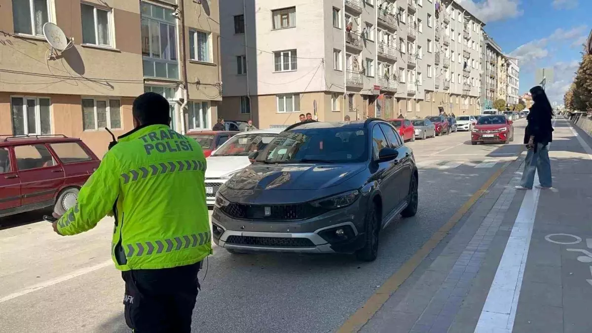 eskisehirde otomobilin carptigi yasli kadinin hayati tehlikesi var iBbW5GpQ.jpg