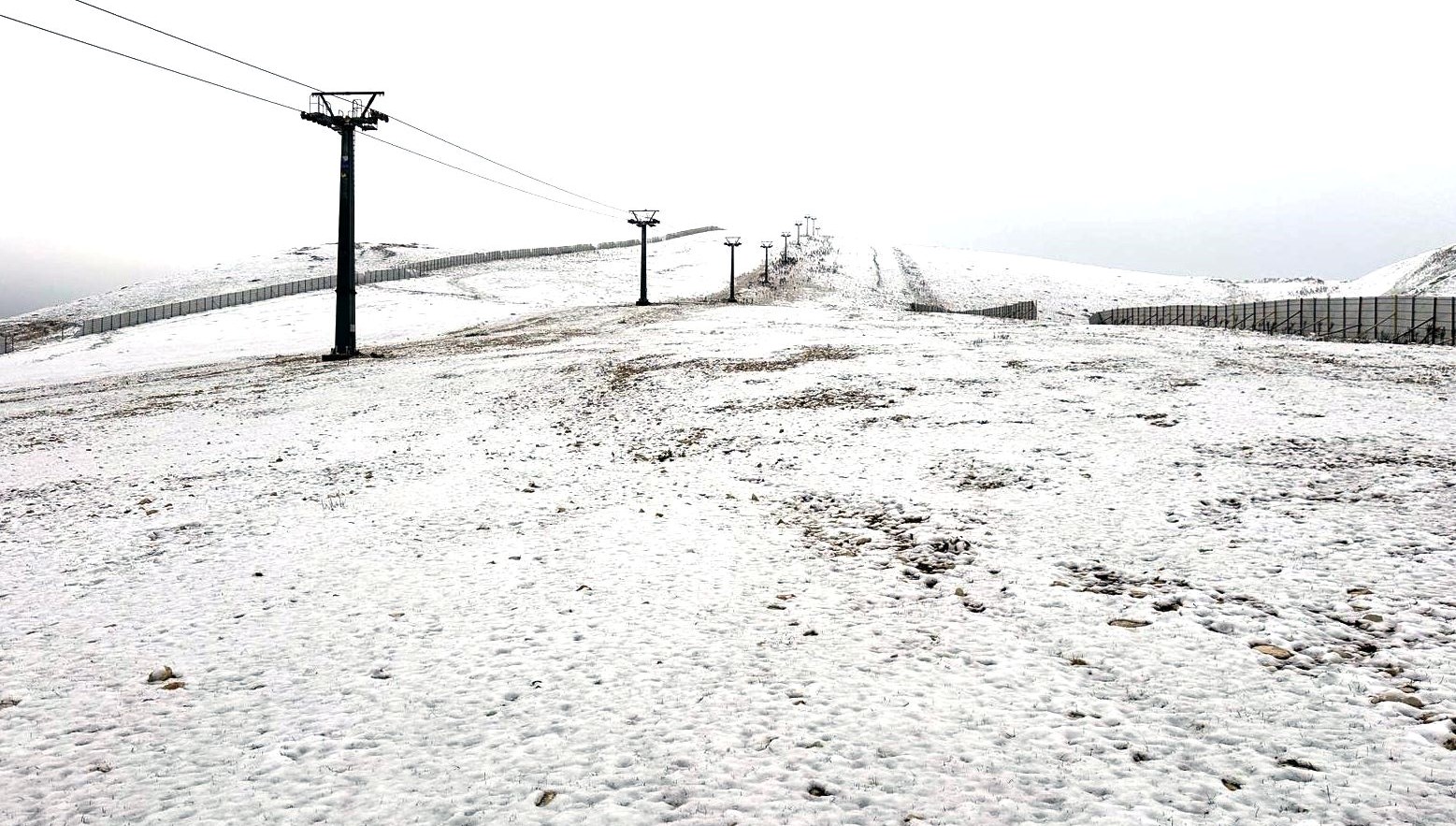 yagisli hava yerini kara birakti zirve beyaza burundu 1YE8Kr52.jpg