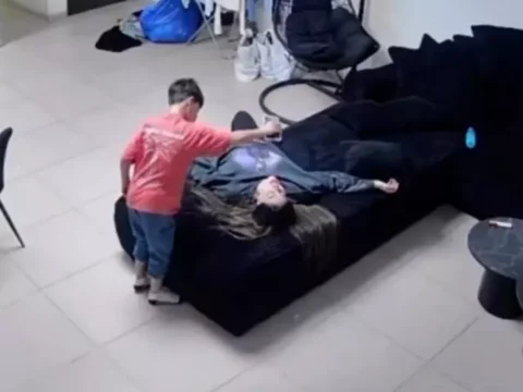 8 Yaşındaki Çocuk, Annesini Panik Ataktan Kurtardı